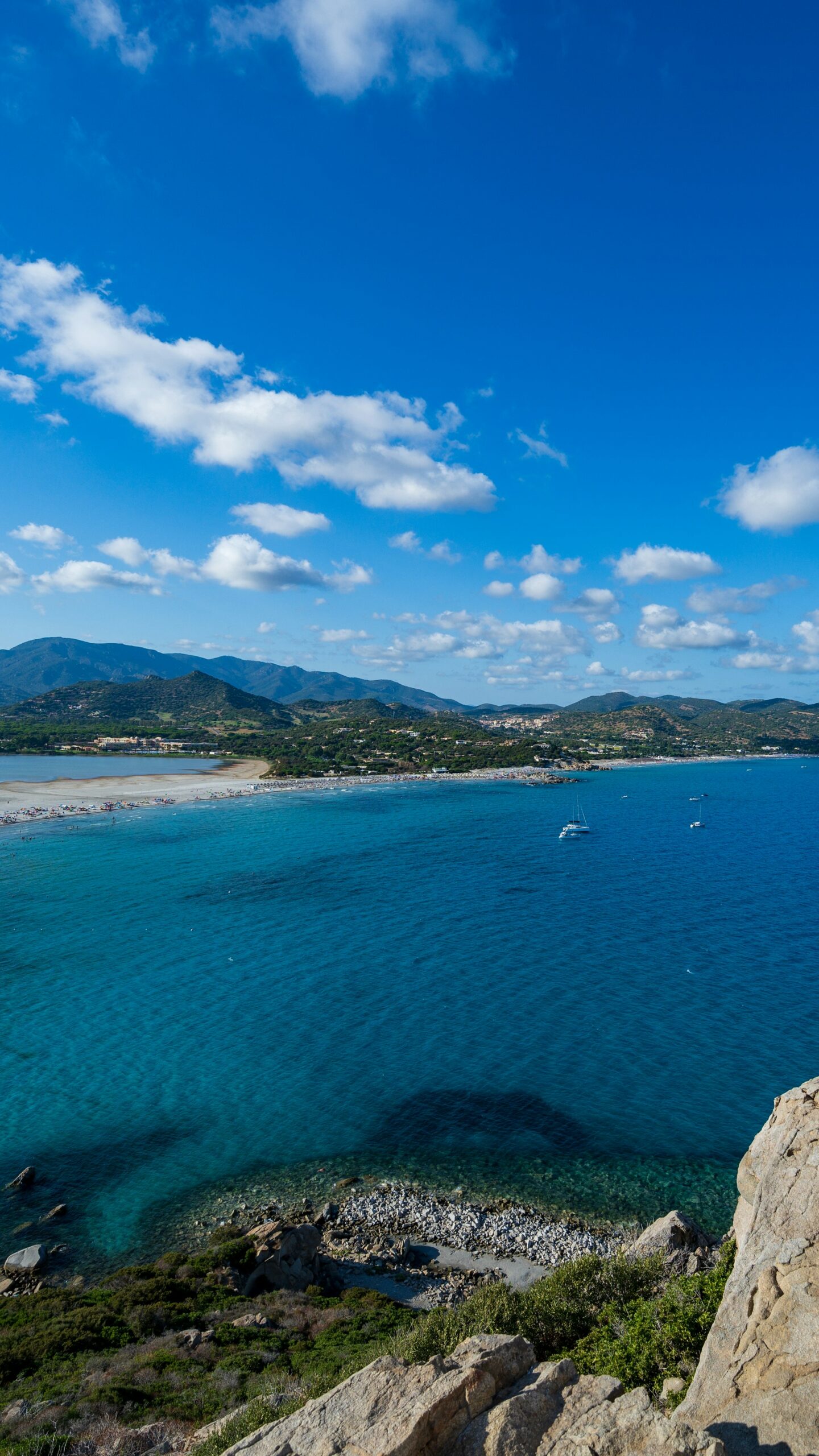 Spiaggia di Villasimius con acqua turchese e bagnanti